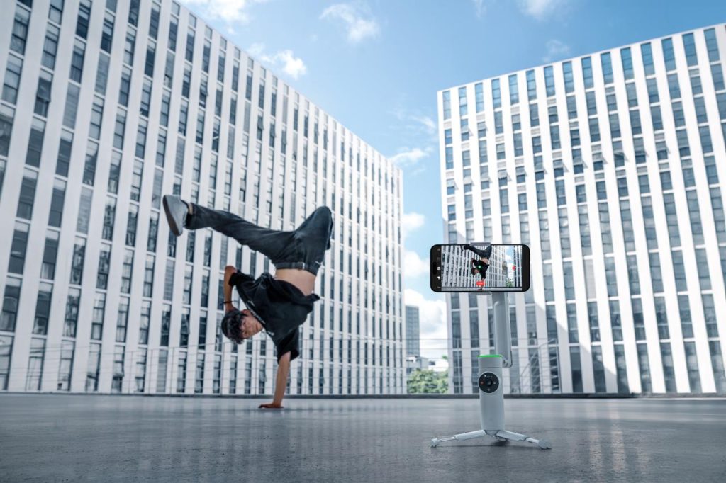 insta360 flow black friday deal discount smartphone stabilizer